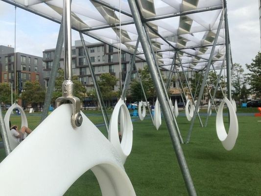 Αντιοξειδωτικό πλαστικό περιστροφικό σχήμα για τα άσπρα δαχτυλίδια καθισμάτων χρώματος με τον αναπτήρα μέσα